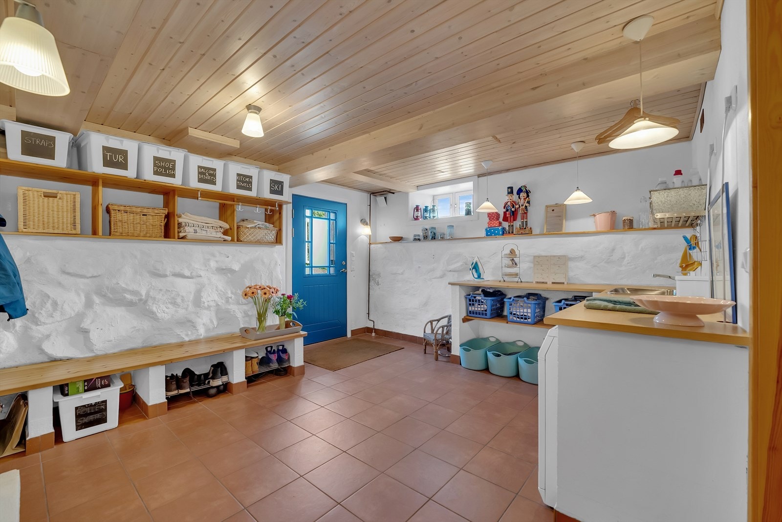 Det er egen inngang til boligens kjeller. Galleribilde