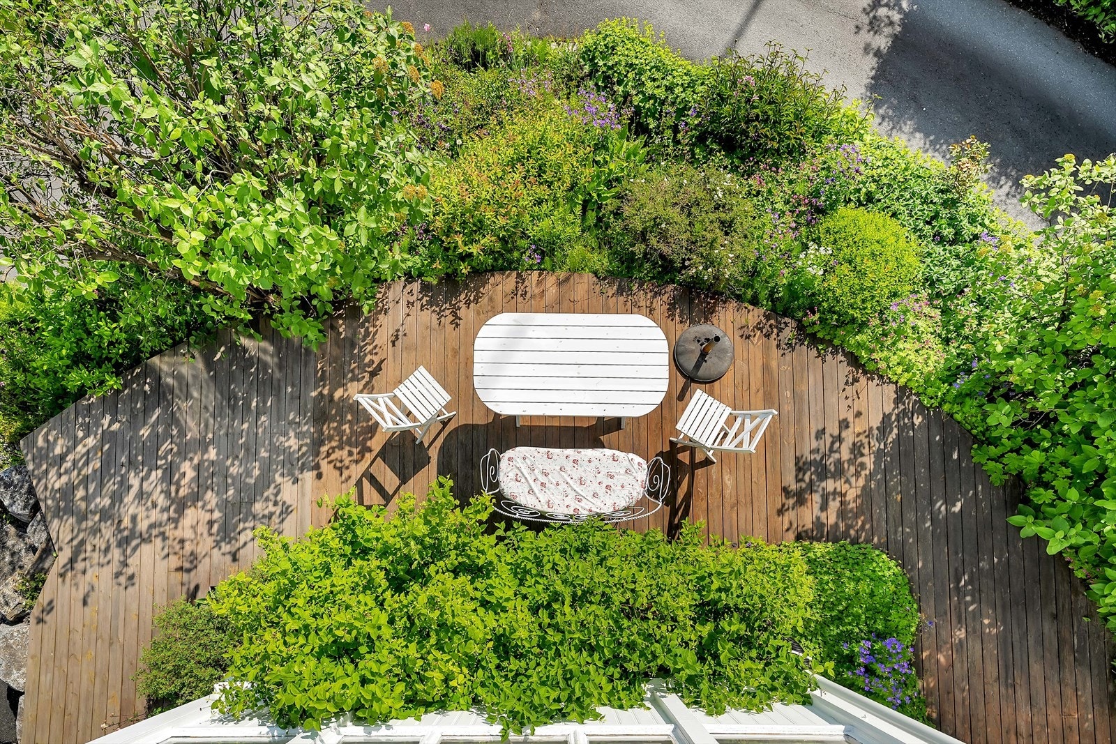 Eiendommen har flotte uteplasser opparbeidet rundt huset for strålende solforhold dagen igjennom. Galleribilde