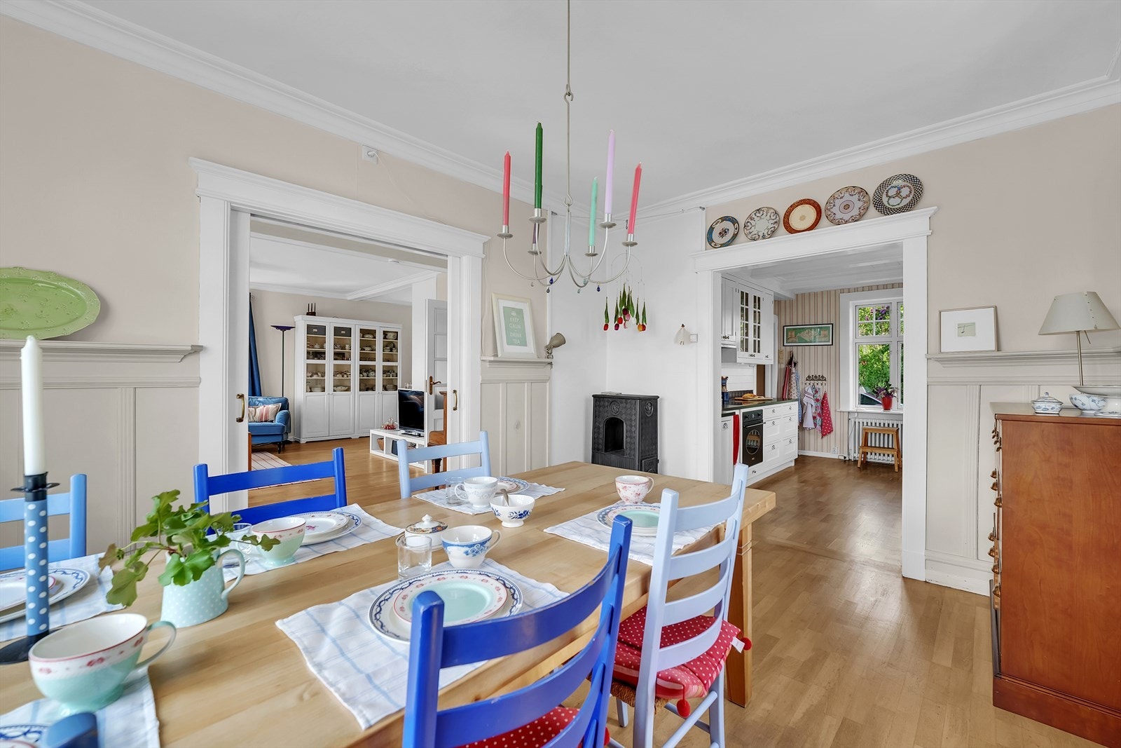 Varmende kamin i spisestuen. Galleribilde