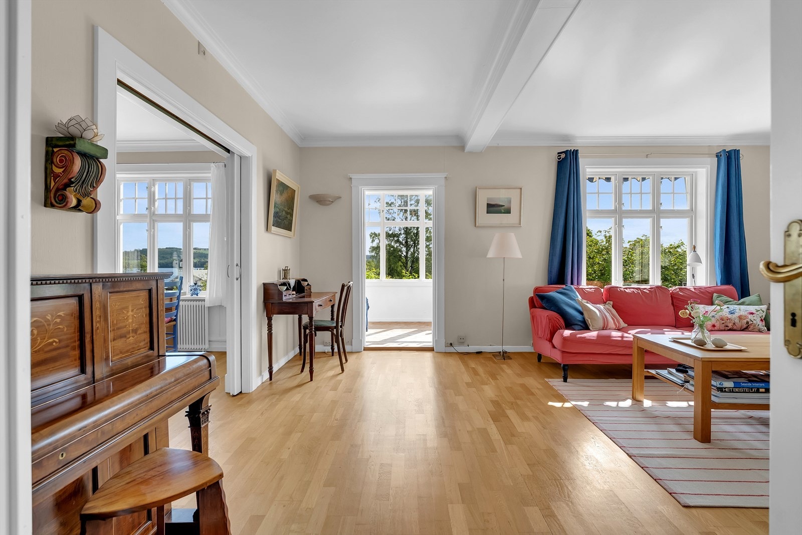 Fra stuen er det utgang til vinterhagen. Galleribilde