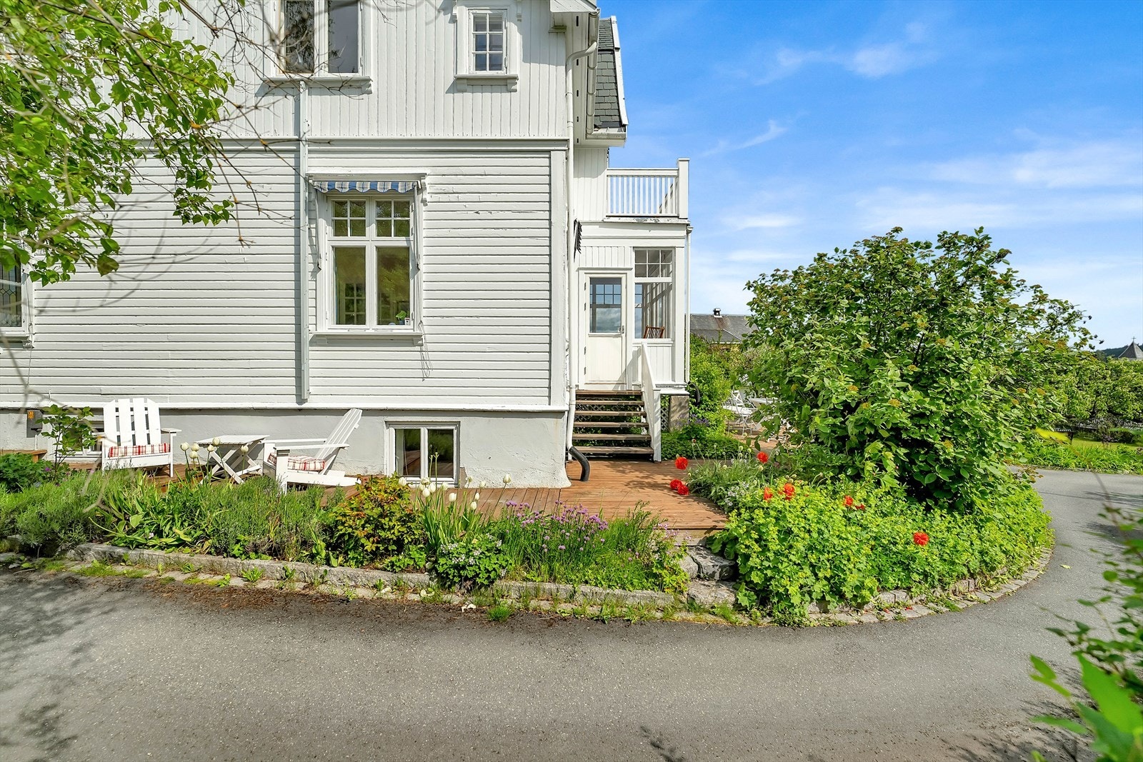 Flere skjermede uteplasser rundt boligen. Galleribilde