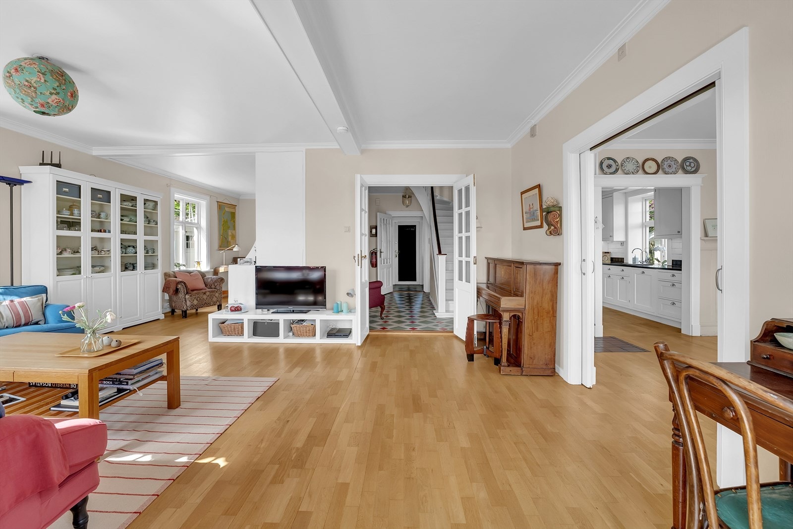 Lys og romslig stue med plass til flere soner. Galleribilde