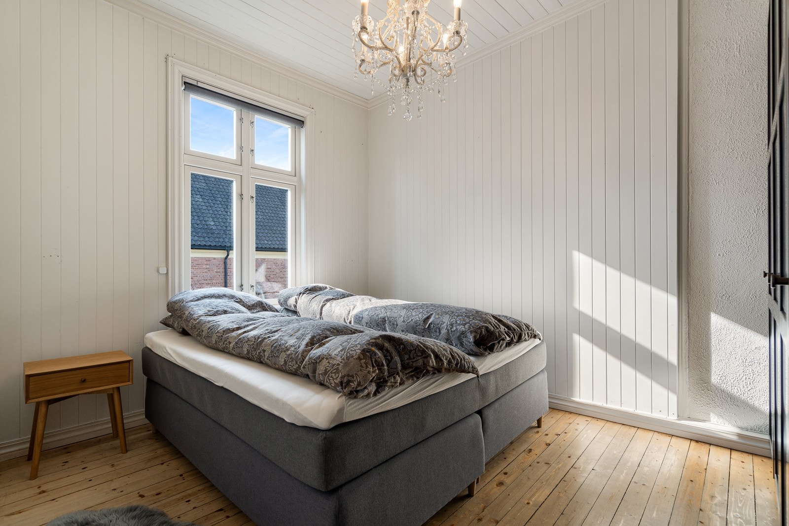 Soverom nr 1 har en god størrelse, samt plassbygget/tilpasset garderobeskap Galleribilde