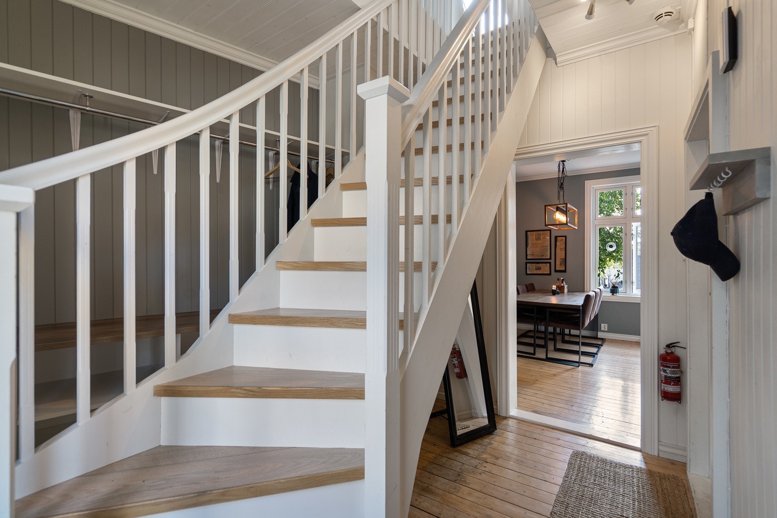 Trappen ble satt inn i 2012 når loftet ble innredet - supert ekstraareal! Galleribilde