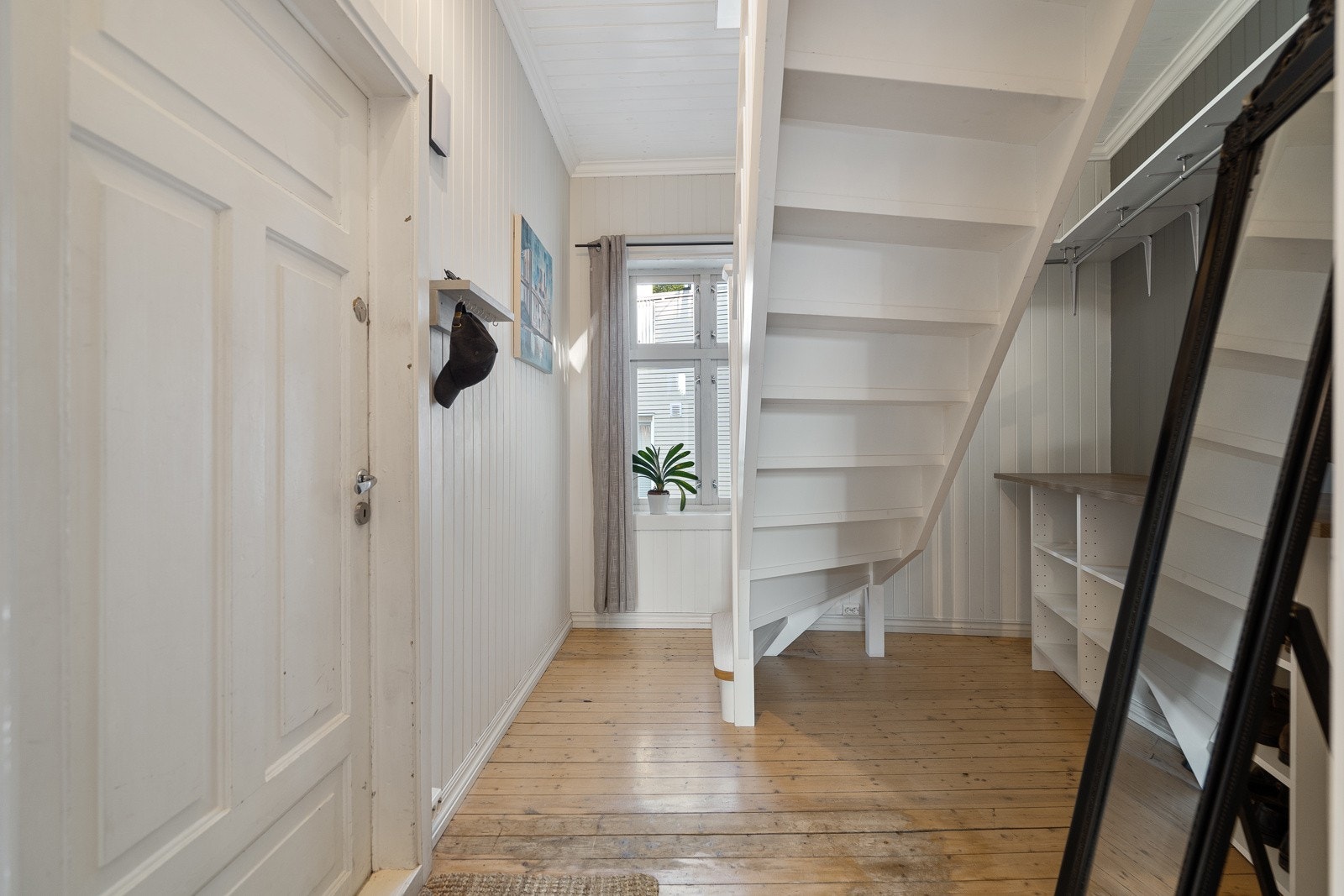 Entré/gang med god garderobeplass, samt trapp opp til loftstetasjen Galleribilde