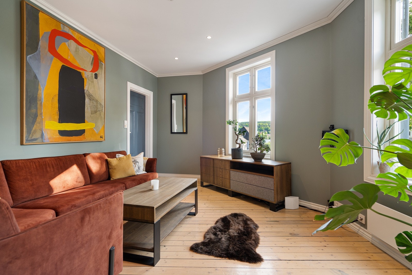 Hyggelig stue med mengder av naturlig lys fra de store vinduene (2015) Galleribilde