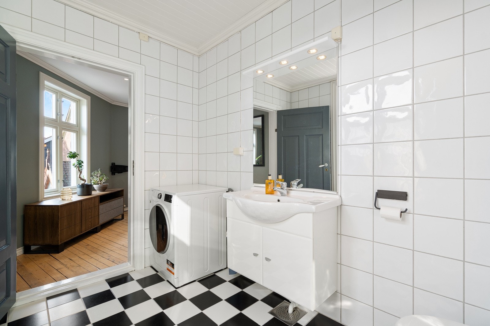 Flislagt baderom med varmekabler - adkomst fra stua Galleribilde