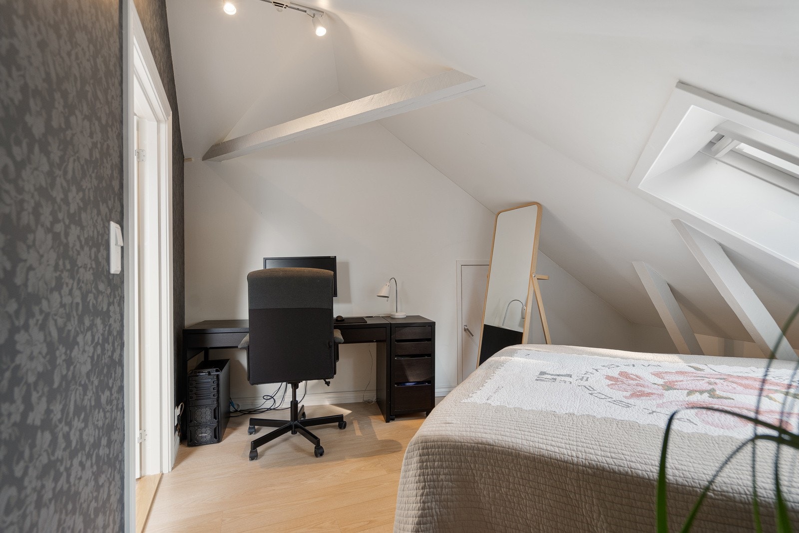 Soverom nr 2 - innenfor dette rommet er det en romslig loftsbod/kott Galleribilde