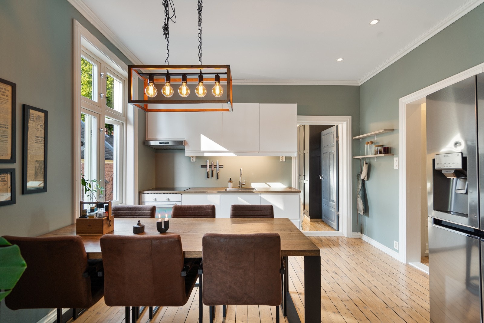 Samtlige overflater (foruten det originale tregulvet) og el-anlegg var nytt i stue og kjøkkenet i 2018 Galleribilde