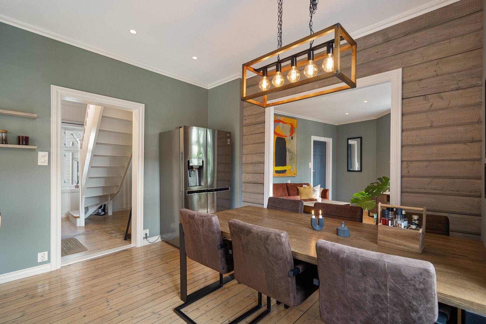 Flott kjøkken med god spiseplass, samt side-by-side kjøleskap (medfølger) Galleribilde