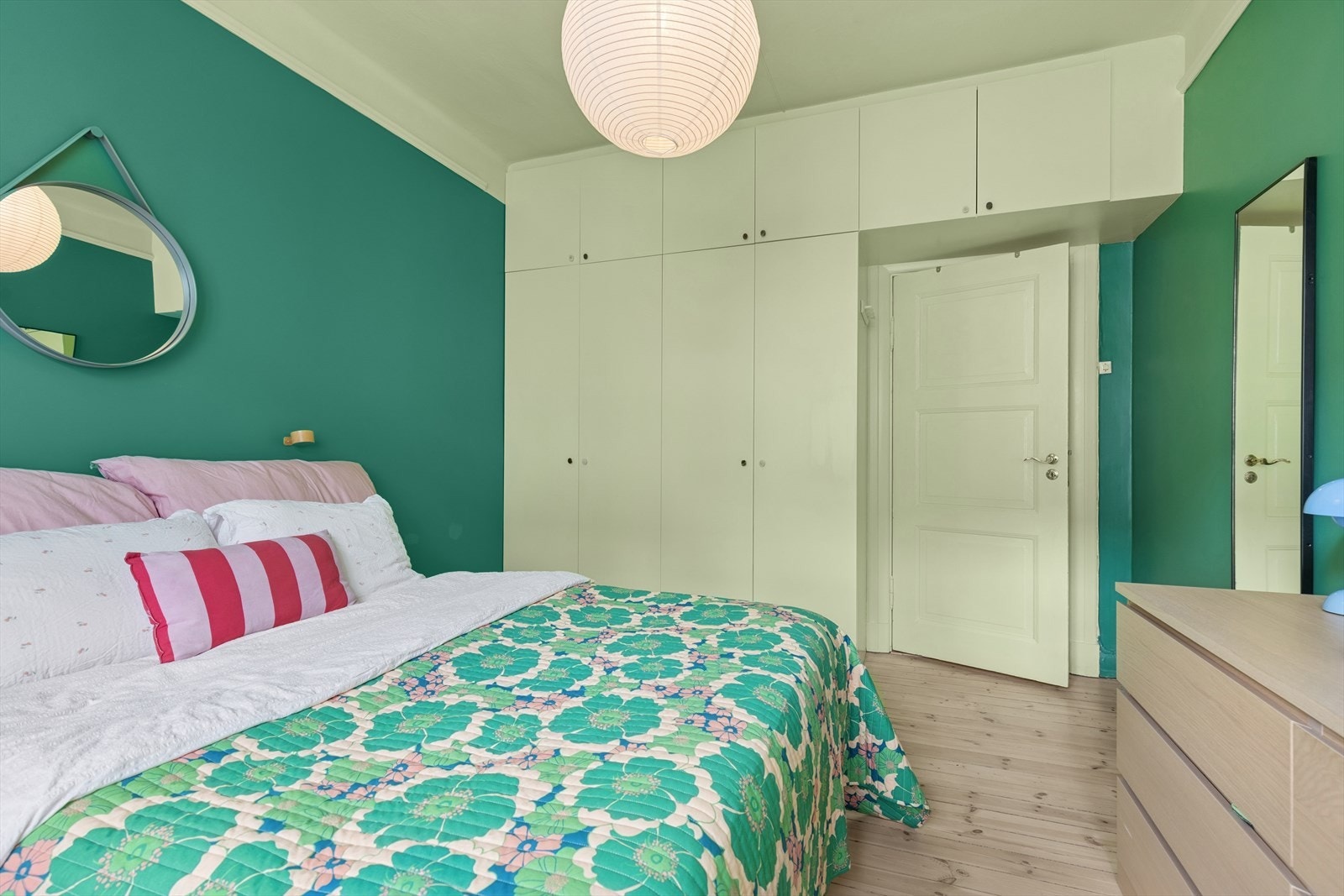 Det er innebygd garderobeskap, og plass til ekstra oppbevaringløsninger. Galleribilde