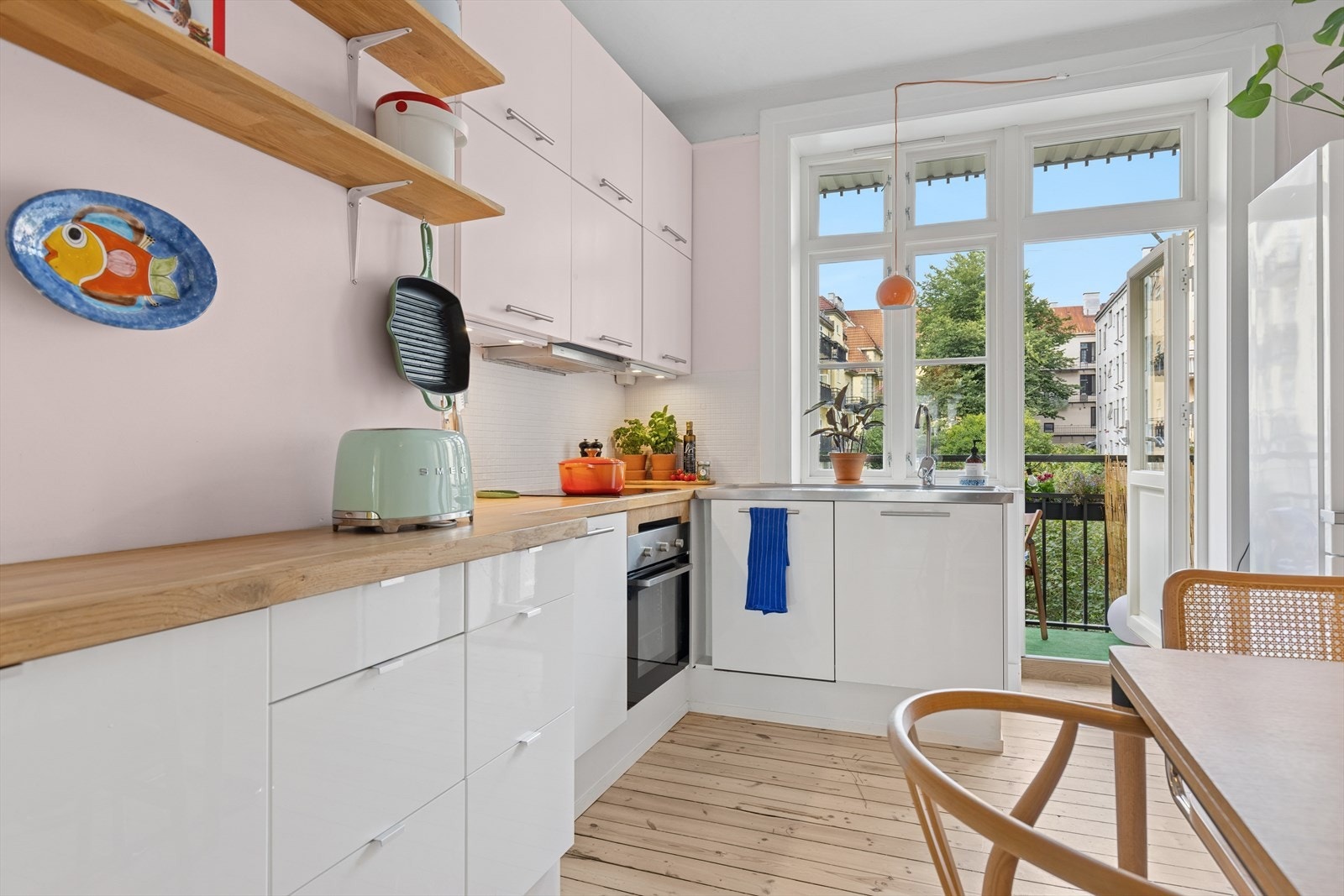 Kjøkkenet har en innredning fra IKEA med glatte fronter og heltre benkeplater. Galleribilde