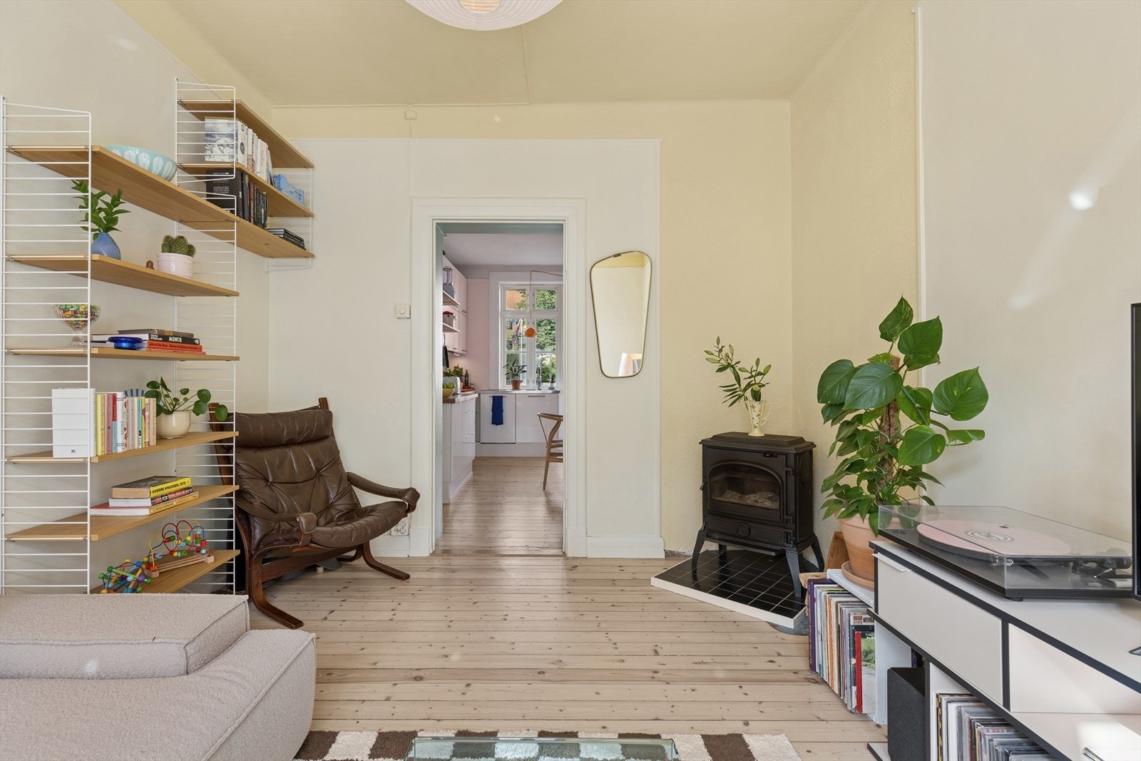 En Dovre peisovn gir stuen rikelig med varme og skaper en koselig atmosfære i rommet. Galleribilde