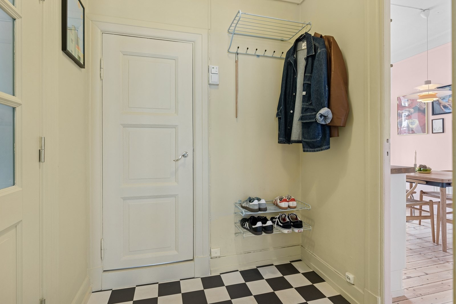 Innvendige gulv i entréen er av vinyl. Galleribilde