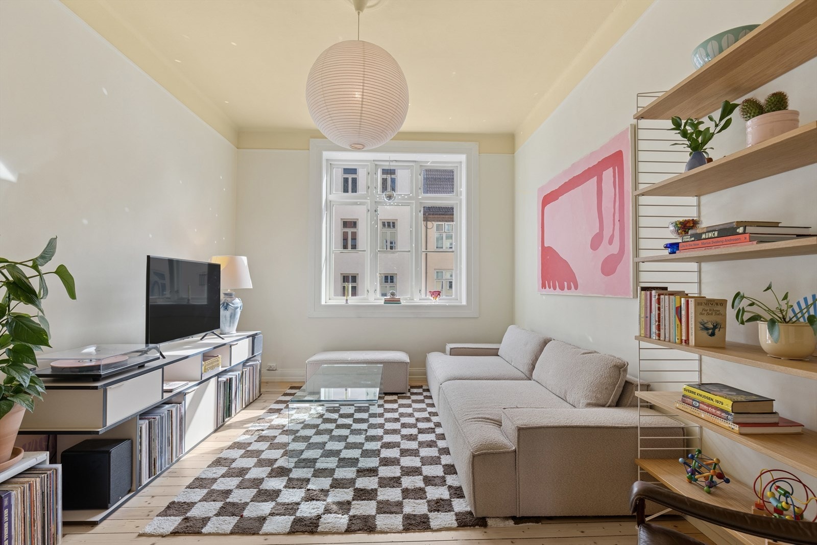 Lys og romslig stue. Galleribilde