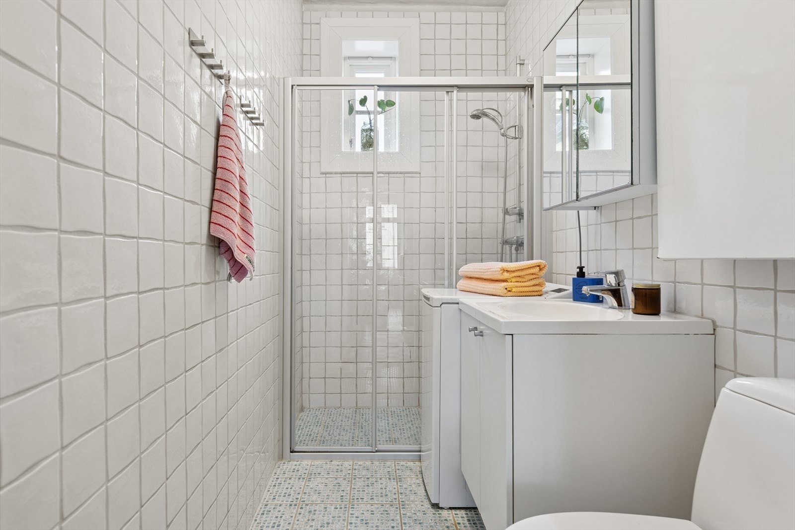 Badet har flislagt gulv med varmekabler som gir god komfort. Galleribilde