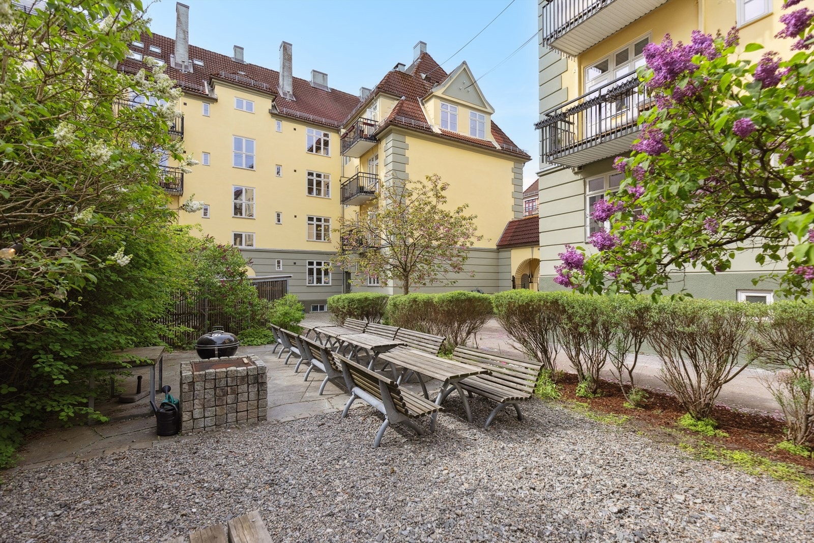 Borettslaget har en idyllisk bakgård som er opparbeidet med gangveier, griller, sykkelboder og annen fin beplantning. Galleribilde