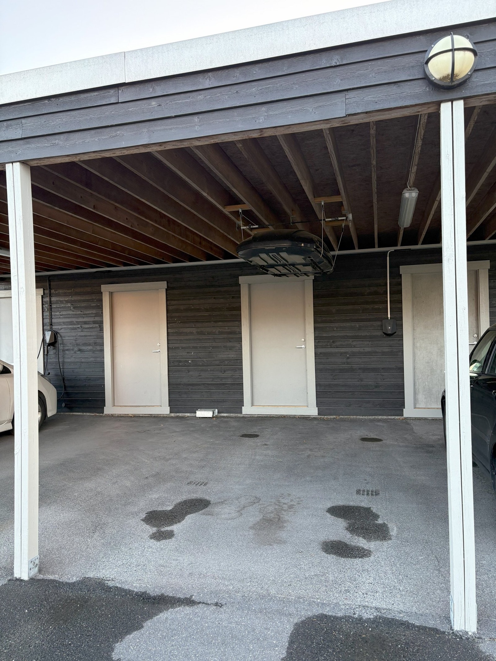 Carport med sportsbod og elbil lader Galleribilde