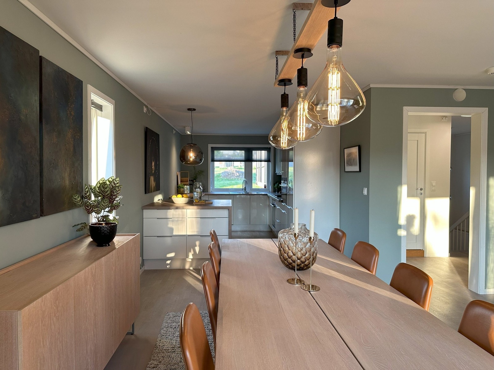 Spisestue og kjøkken Galleribilde