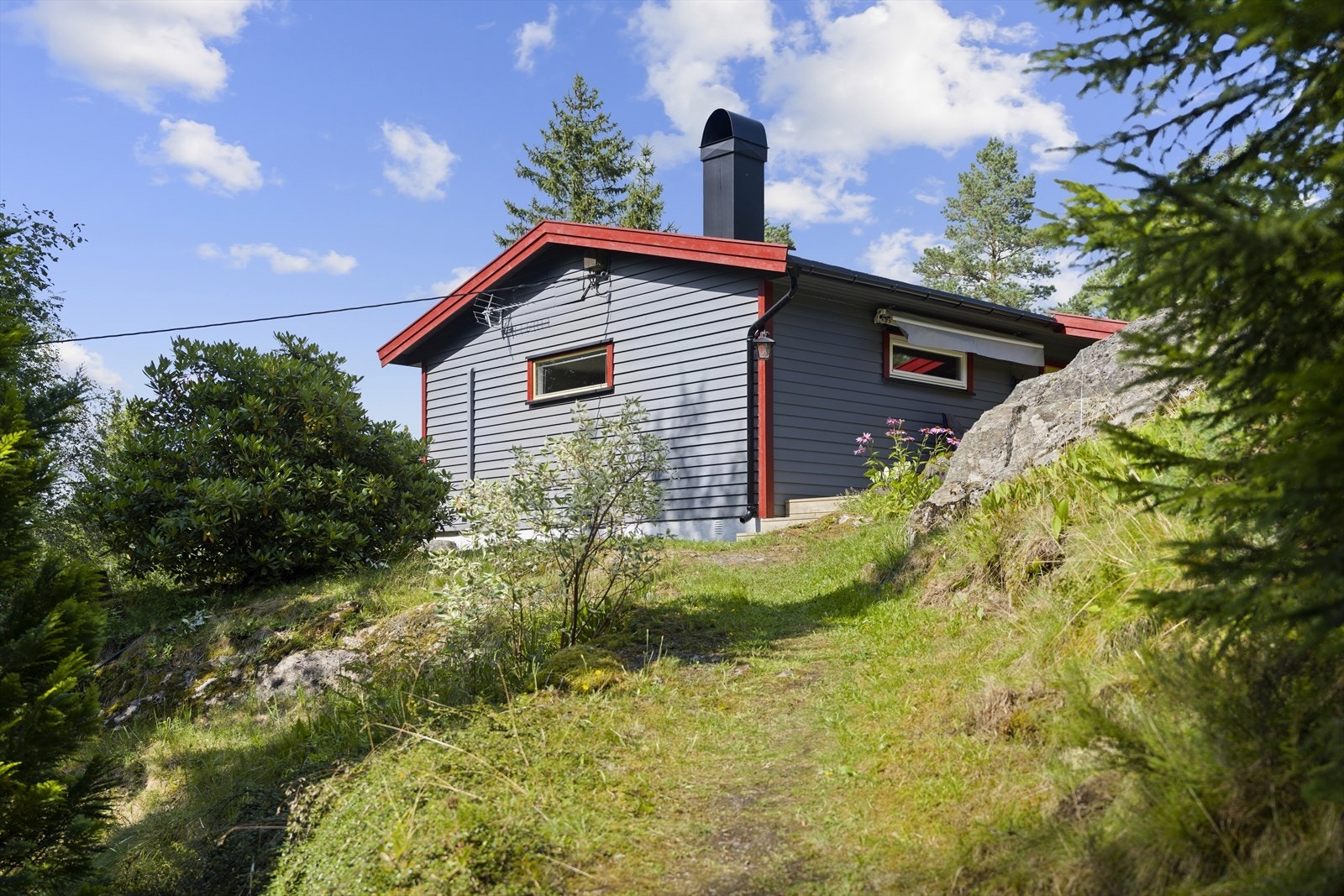 Det er sti fra felles parkering frem til hytta Galleribilde
