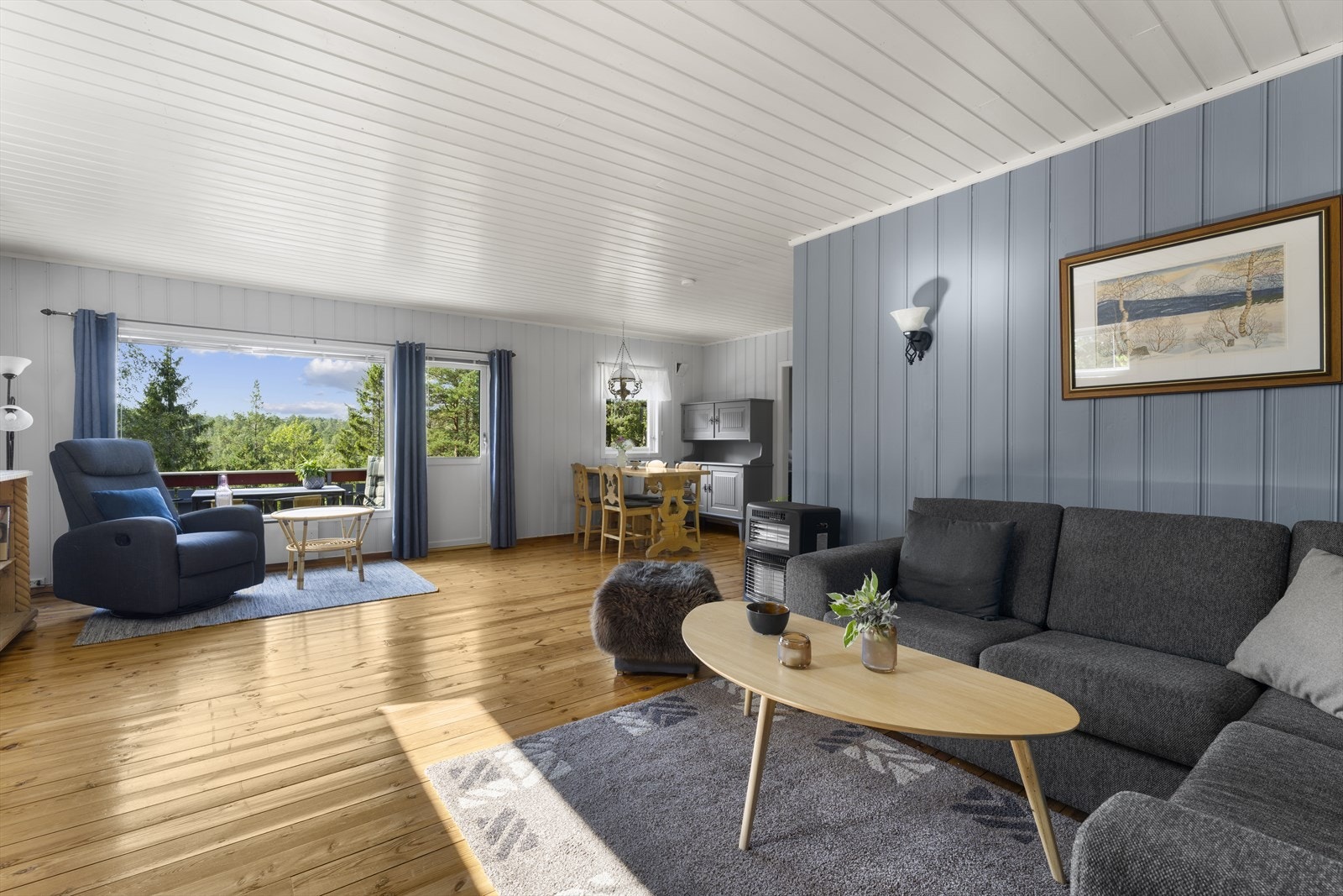 Lys og koselig stue med flott utsikt til vakker natur Galleribilde