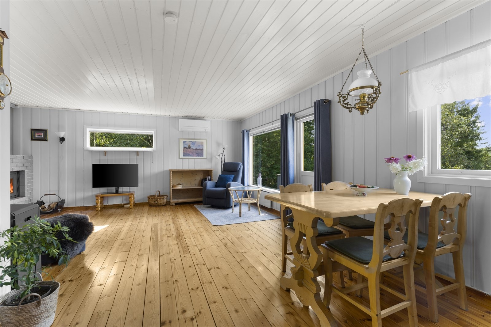 Romslig stue med god plass til både spisebord og sofagruppe Galleribilde