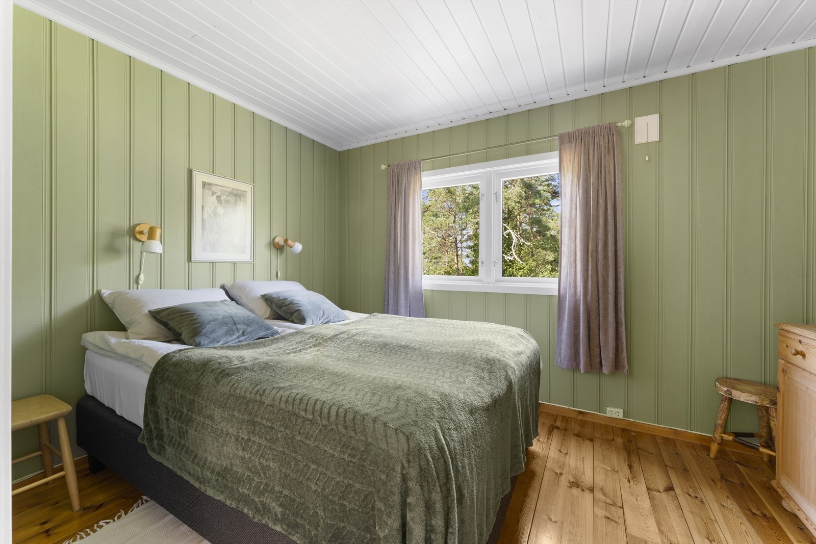 Hytta har to romslige soverom med god plass til dobbeltseng og gardedobeløsning Galleribilde