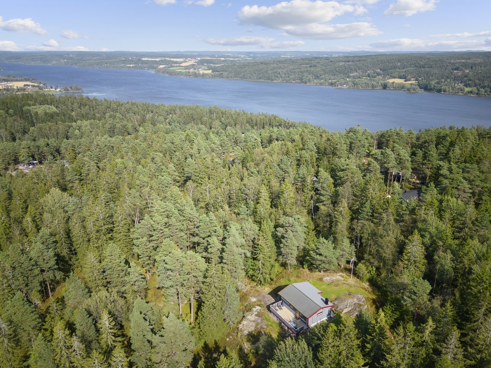 Hytta ligger i umiddelbar nærhet til flotte tur- og rekreasjonsområder, og det er kort vei til Glomma og Glennetangen, som byr på fine bademuligheter Galleribilde