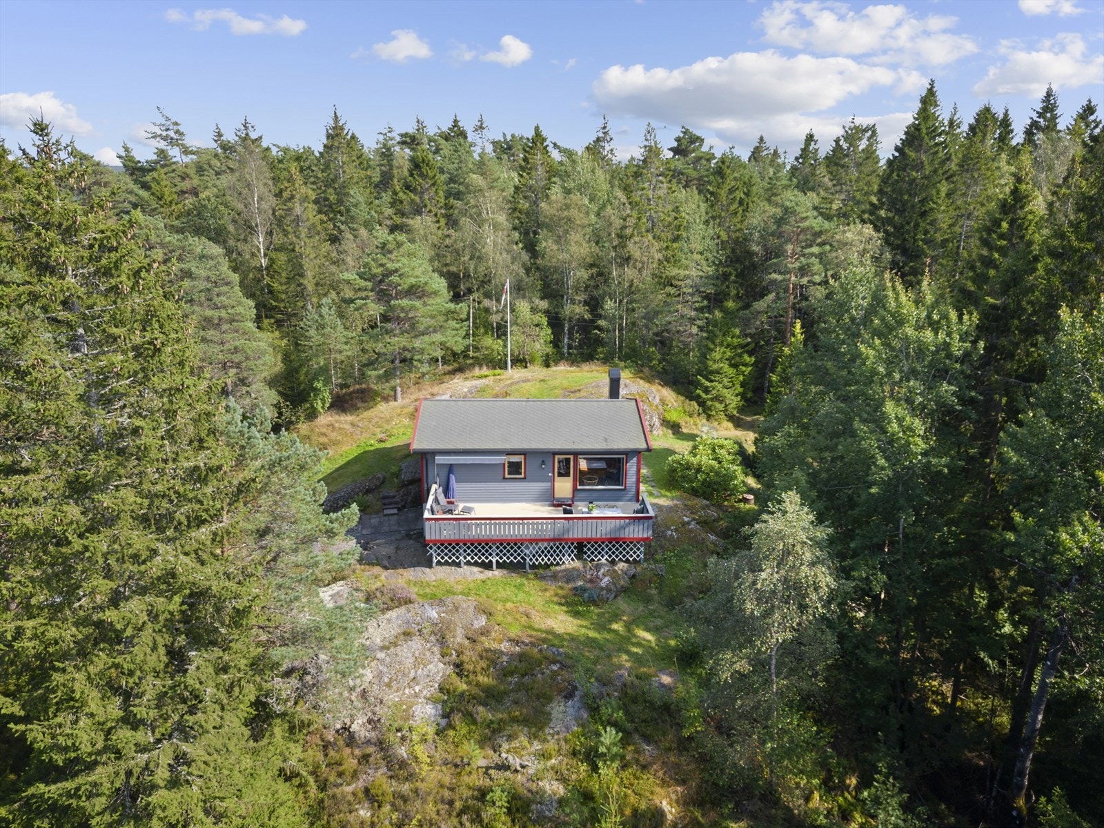 Eiendommen er beliggende i et rolig og tilbaketrukket hytteområde ved Skiptvet Galleribilde