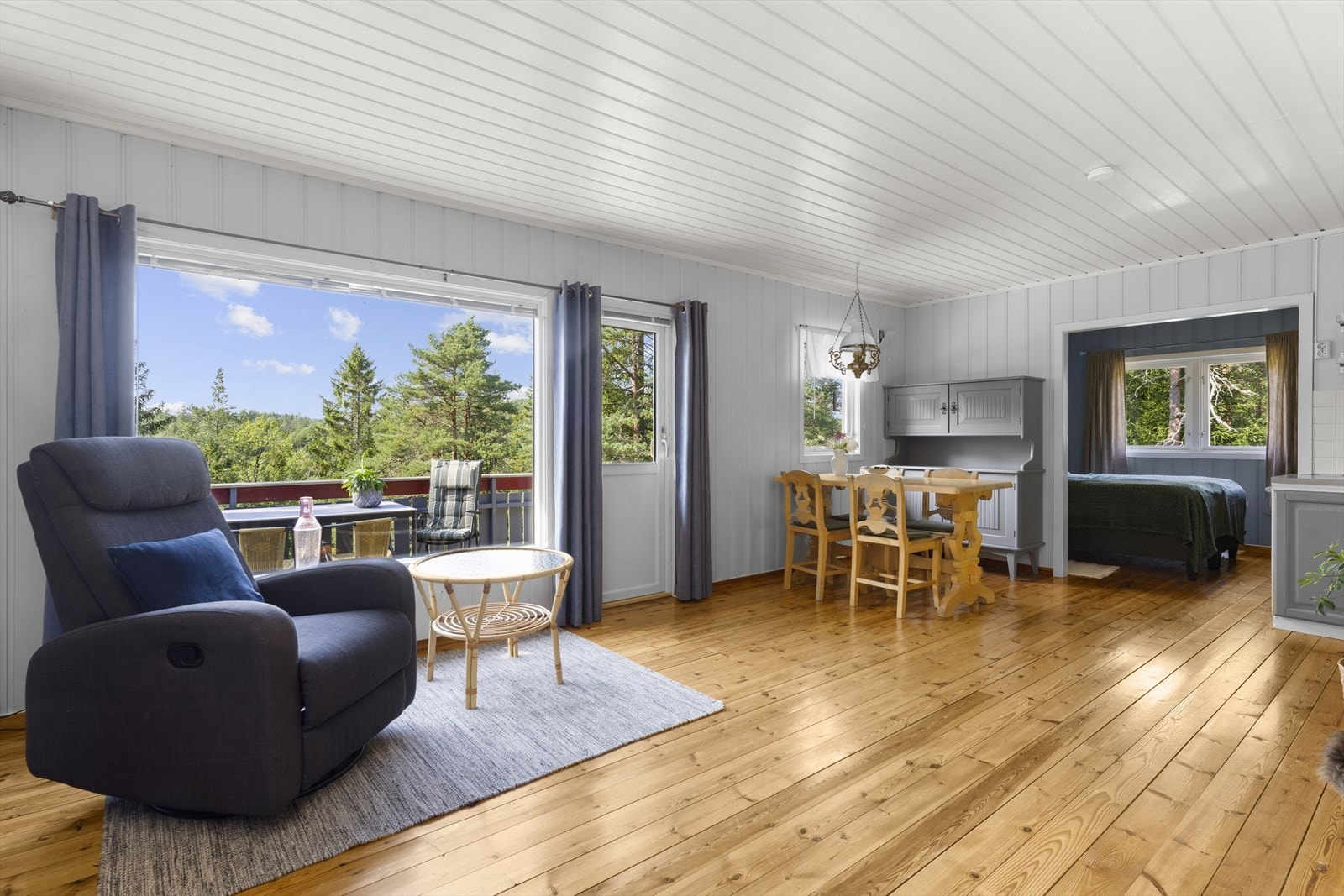 Fra stuen er det utgang til en romslig og solrik terrasse Galleribilde