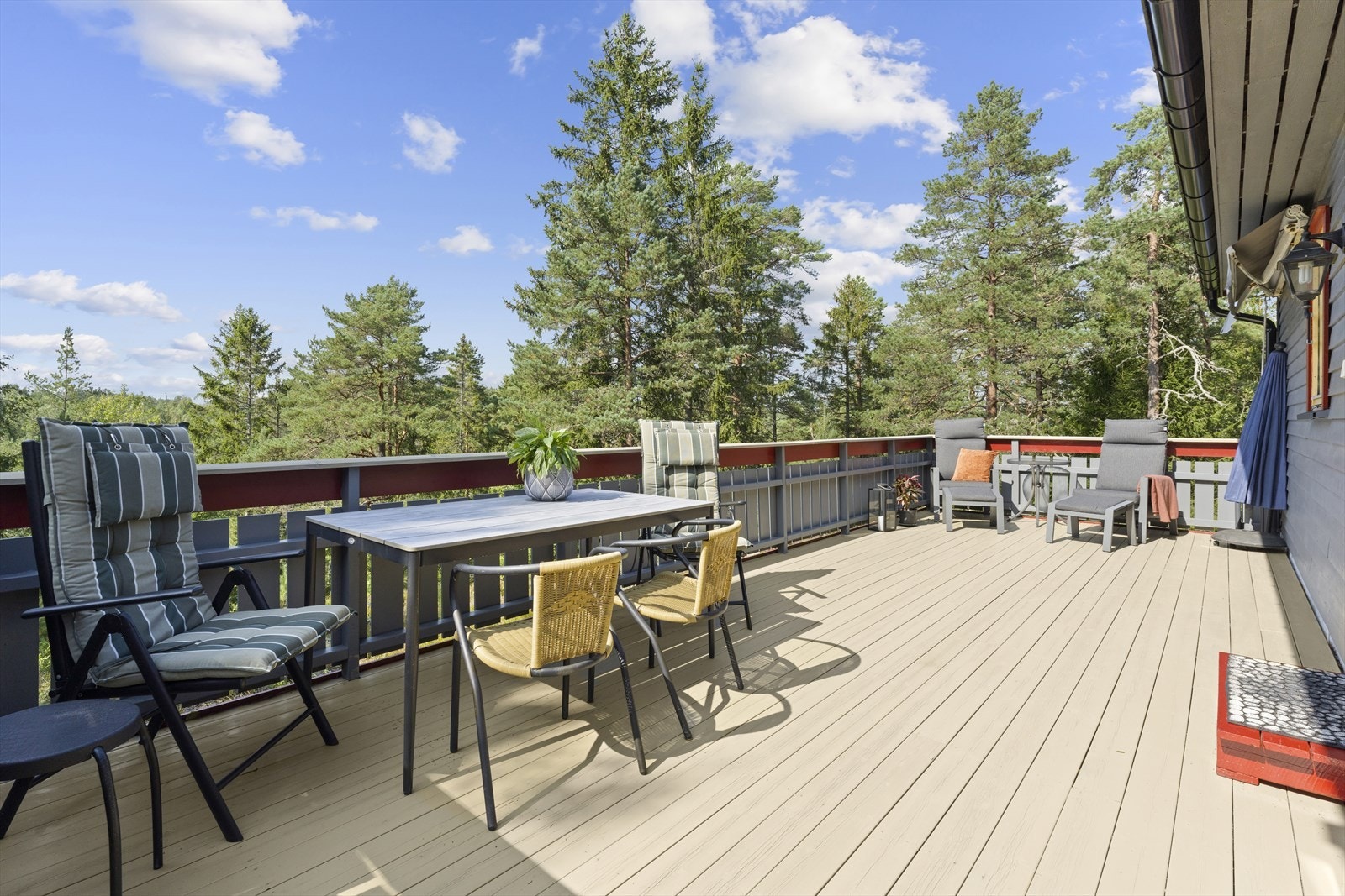 Romslig og solrik terrasse med mulighet for flere soner, perfekt for både avslapning og sosiale aktiviteter Galleribilde