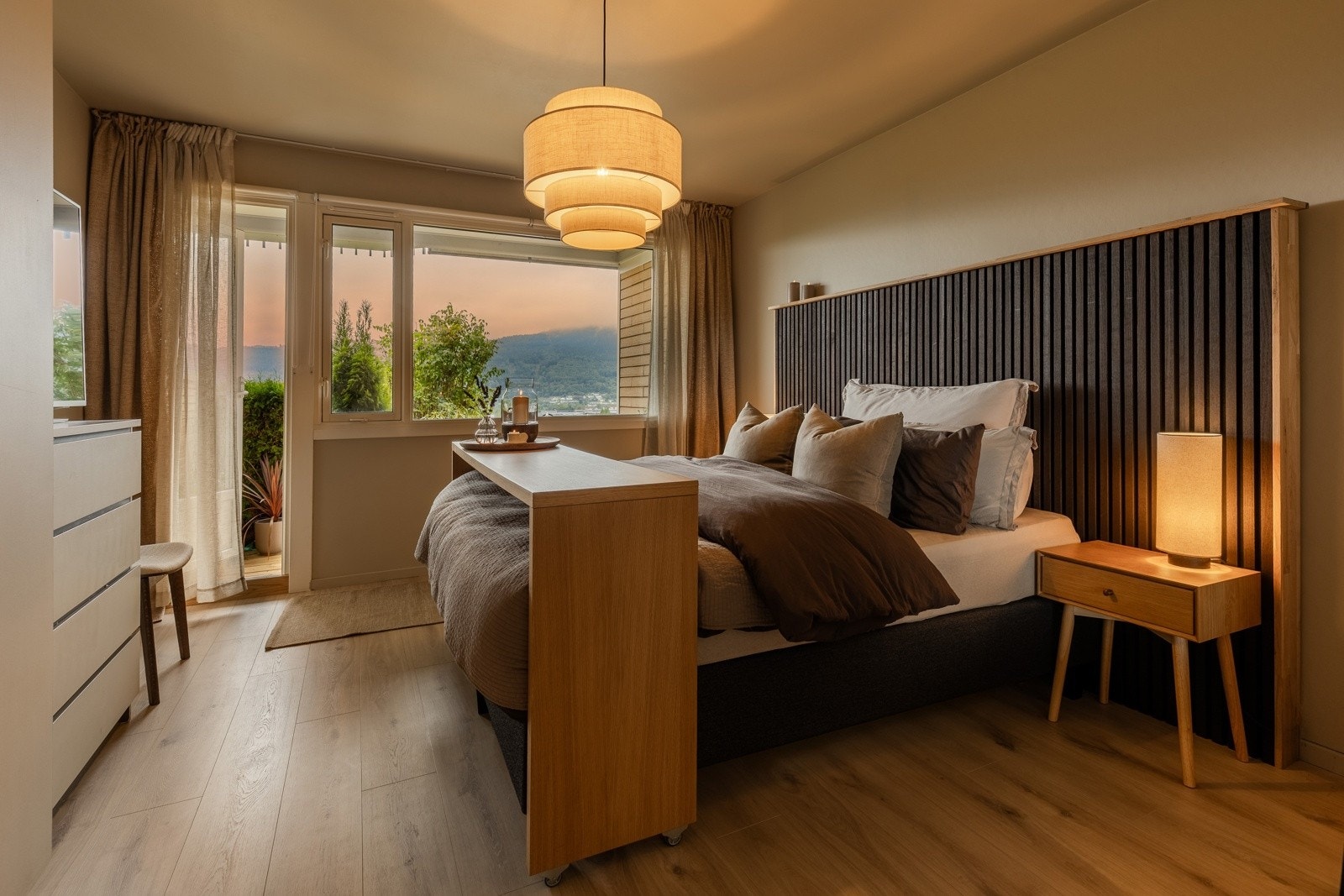 Hovedsoverom med god plass, lune detaljer og store vindusflater. Galleribilde