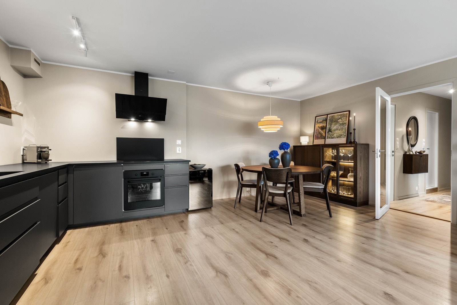 Romslig spisestue i tilknytning til kjøkkenet. Perfekt for både hverdagsmiddager og selskap. Galleribilde