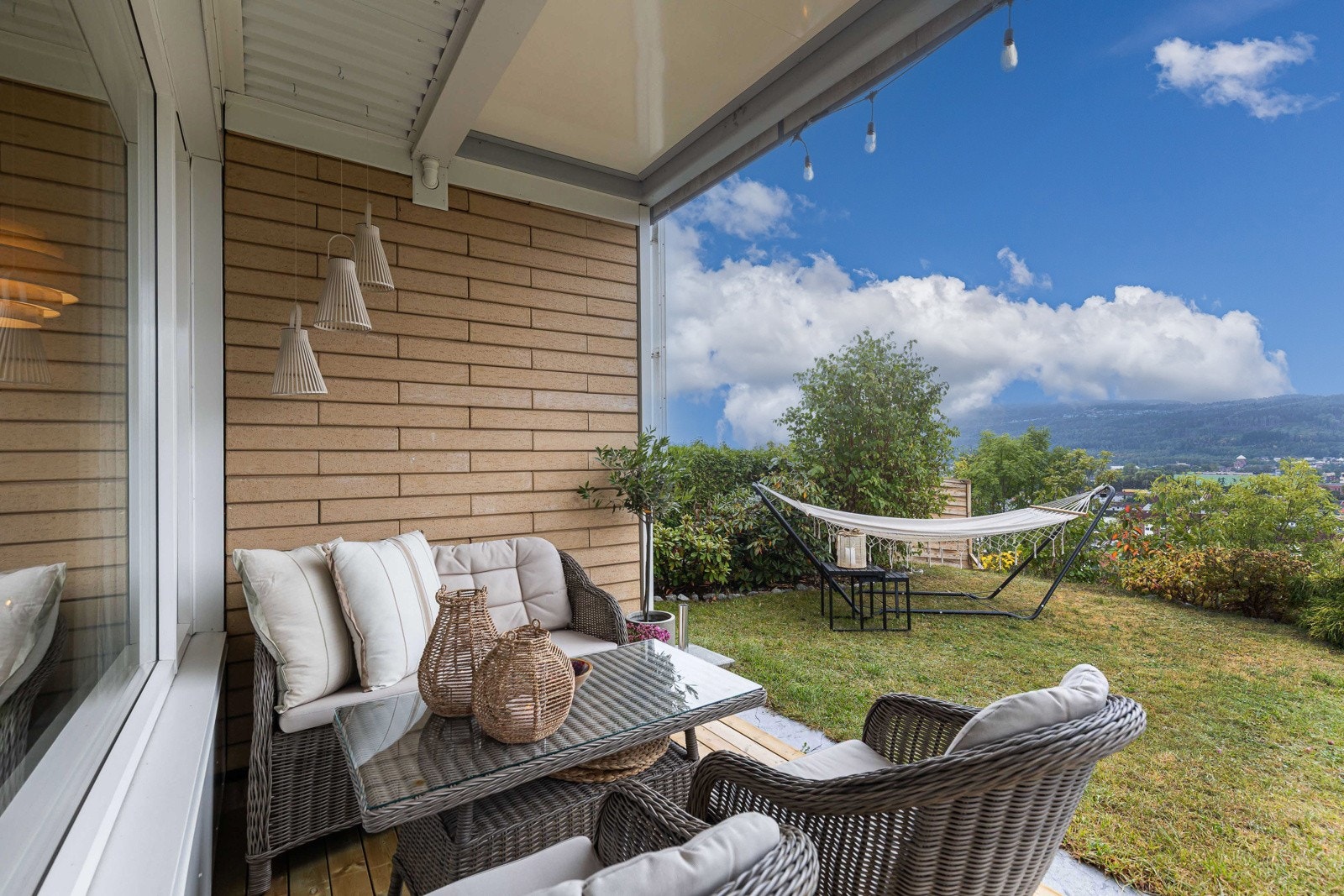 Privat uteplass med god plass til sittegruppe og hengekøye. Galleribilde