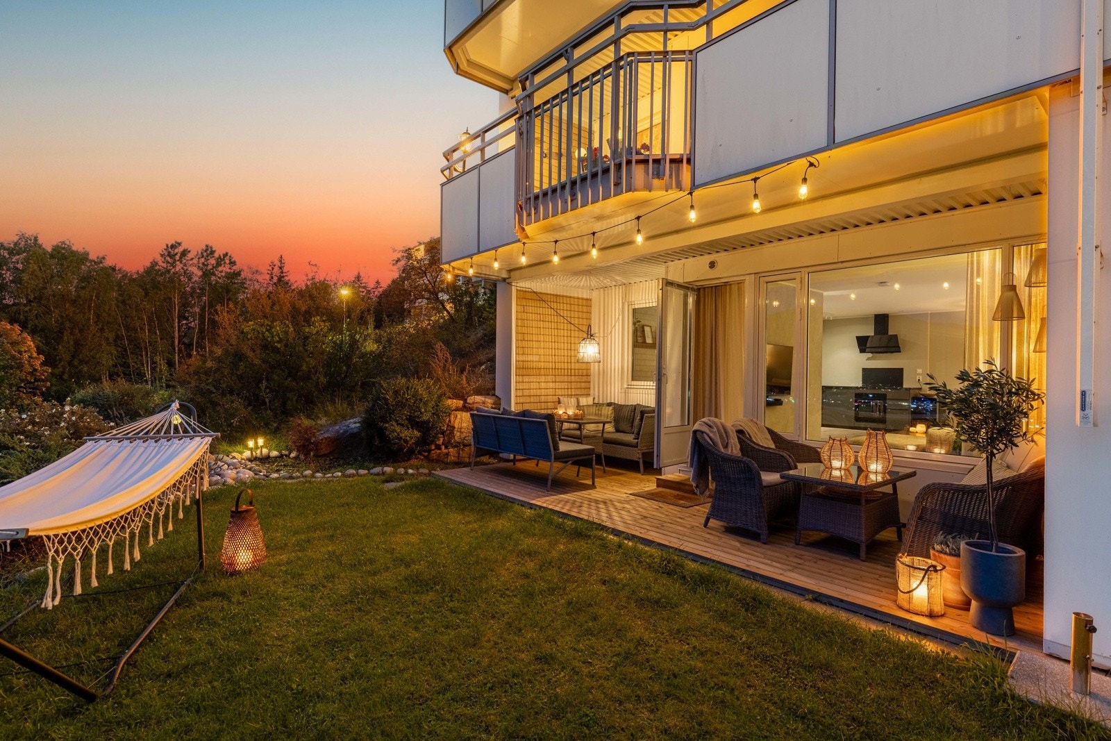 Stilrent uttrykk, varme materialer og flott belysning. Her kan du nyte både roen og utsikten i lune omgivelser. Galleribilde