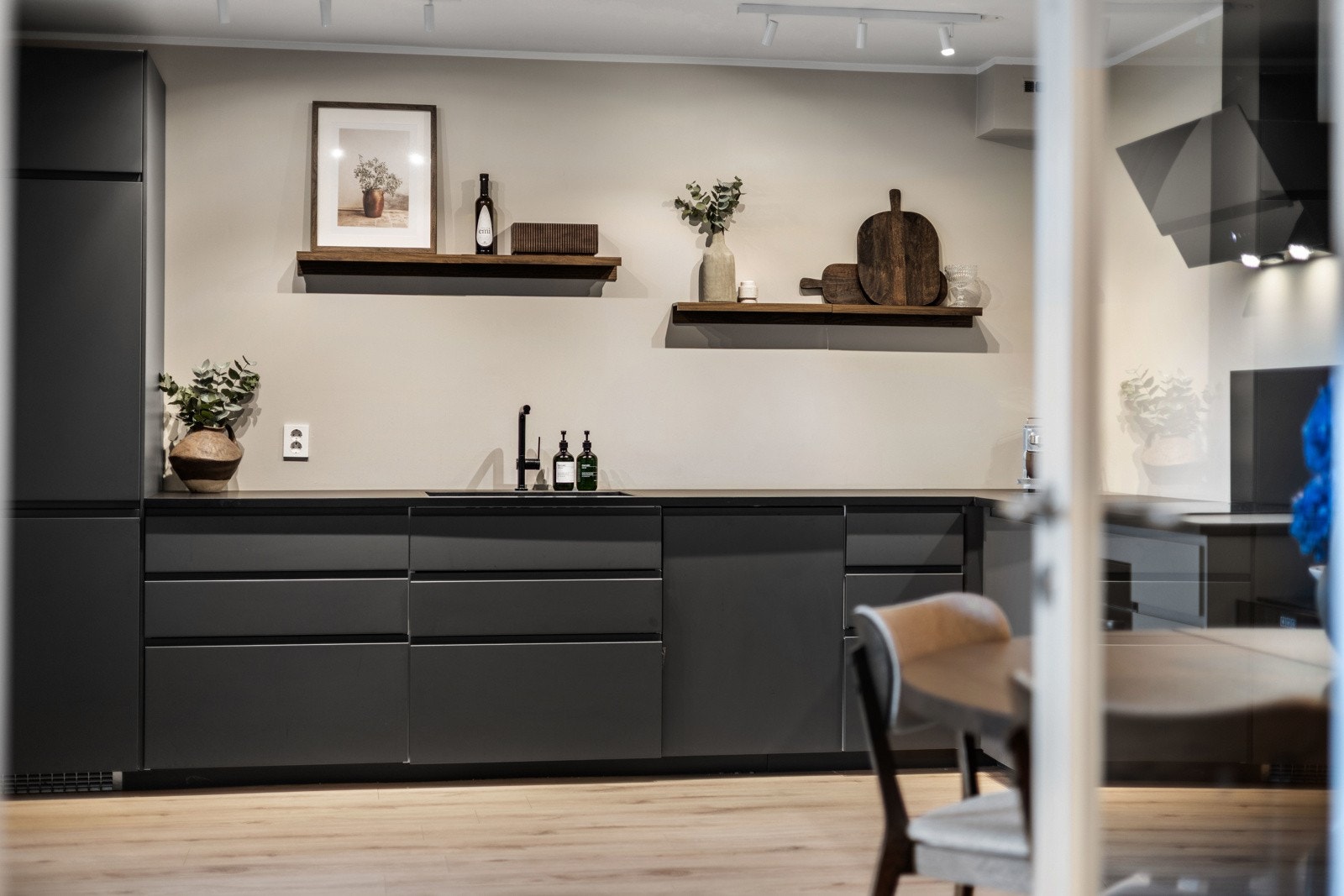 Tidløst design kombinert med funksjonalitet. Et kjøkken som tåler både hverdag og fest. Galleribilde