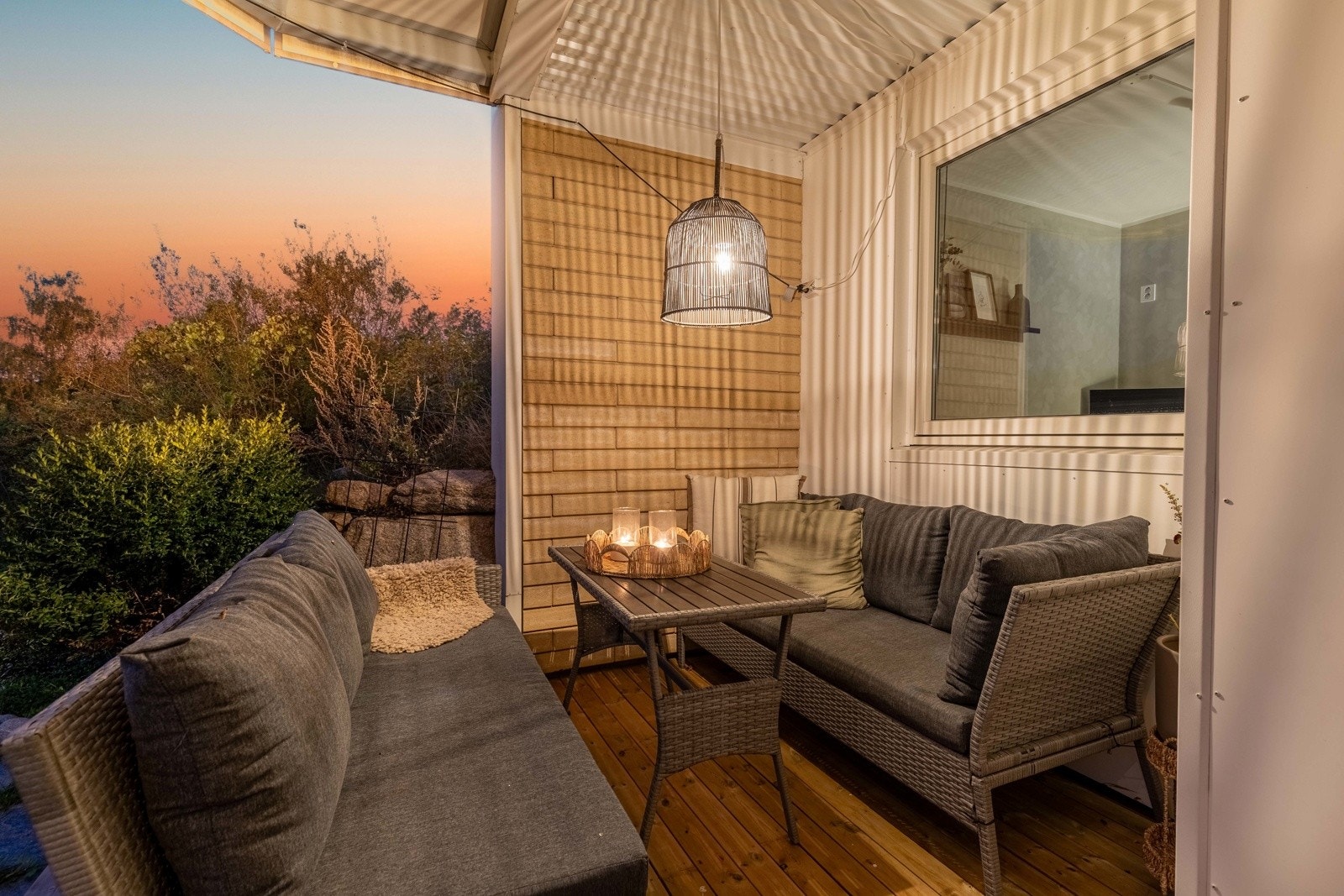 En perfekt plass for rolige kvelder med tente lys, god stemning og utsikt mot kveldshimmelen. Galleribilde