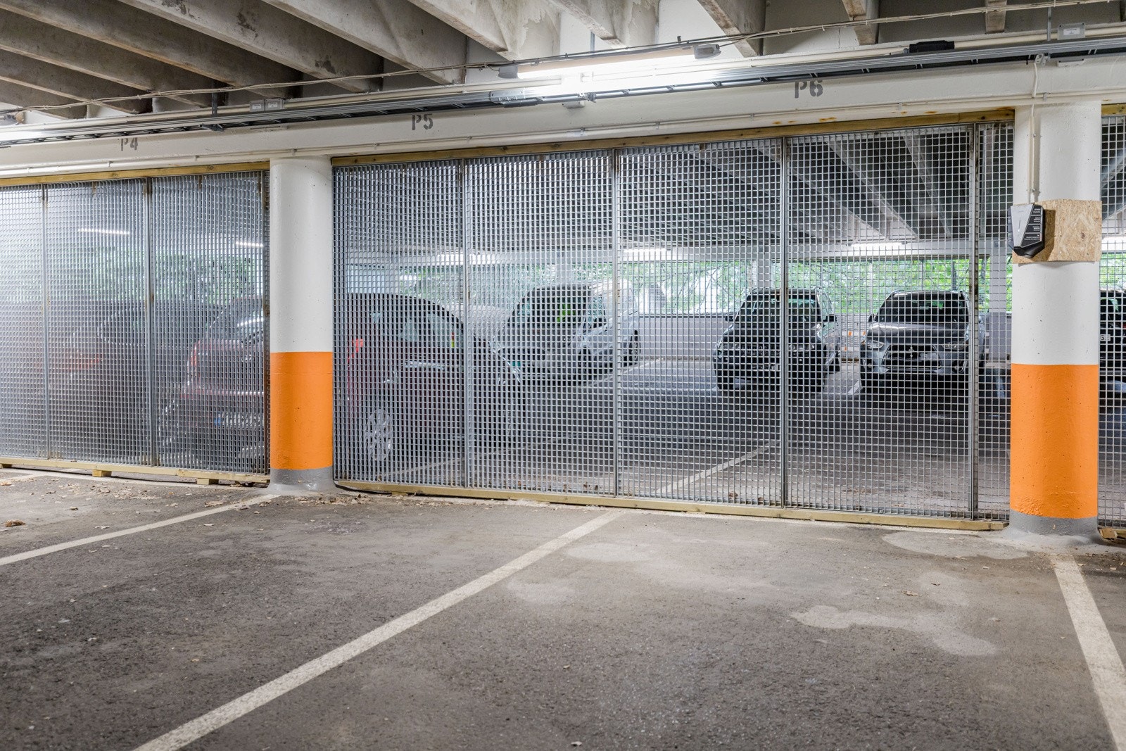 Garasjeplass med elbil lader. Galleribilde