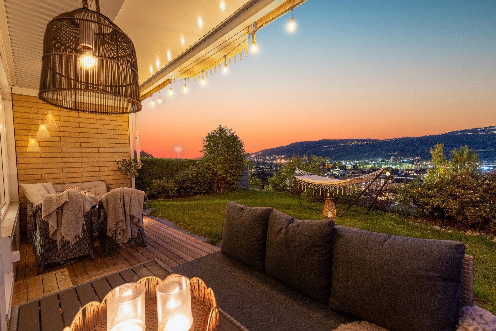 Med utsikt over byen og åsene, blir uteplassen et naturlig samlingspunkt for avslapning og gode stunder. Galleribilde