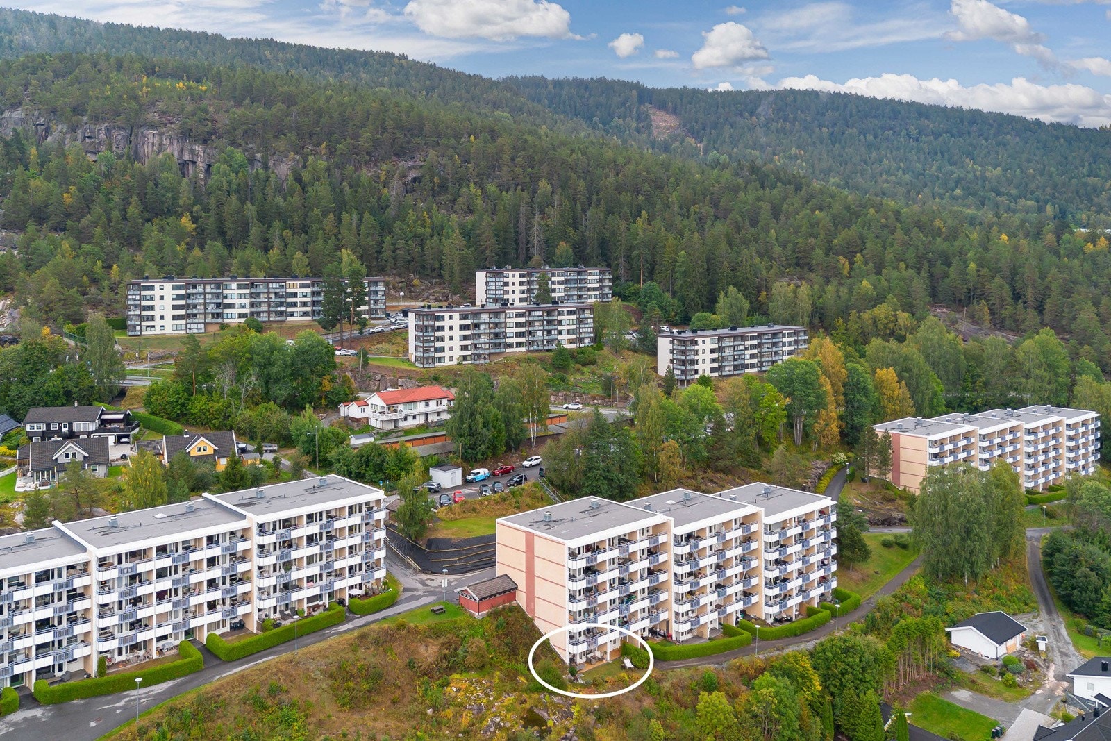 Beliggende på Åssiden. Leilighet i populære Myrehagen borettslag med kort vei til både marka og butikker. Galleribilde