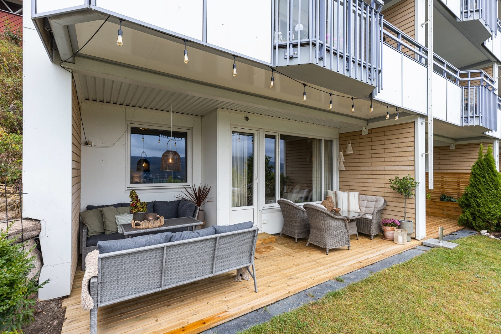 Skjermet uteplass med plass til både spisegruppe og lounge. En forlengelse av stuen Galleribilde