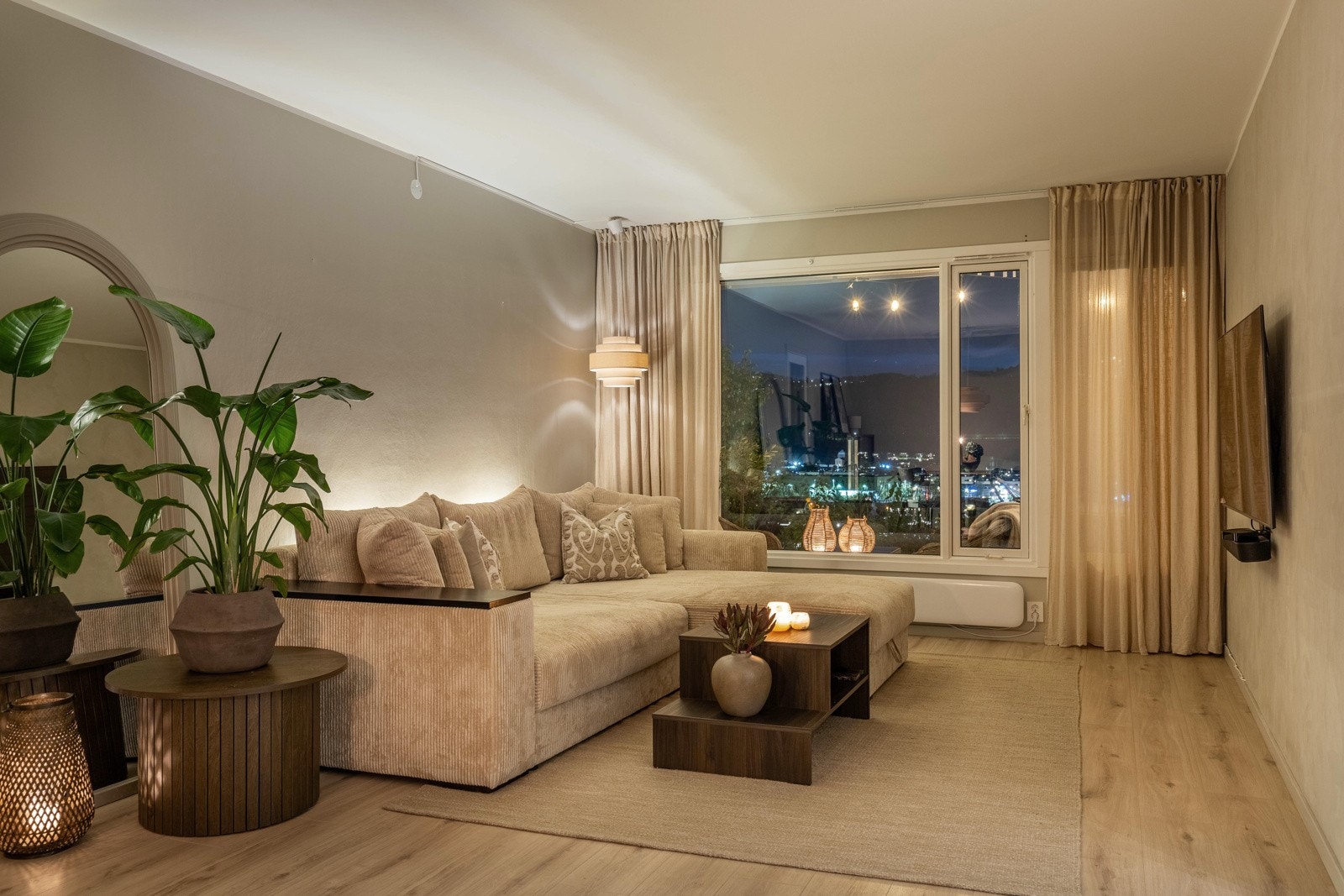 Naturlige materialer, dempede farger og gjennomtenkt belysning gir en rolig og sofistikert stemning. Galleribilde