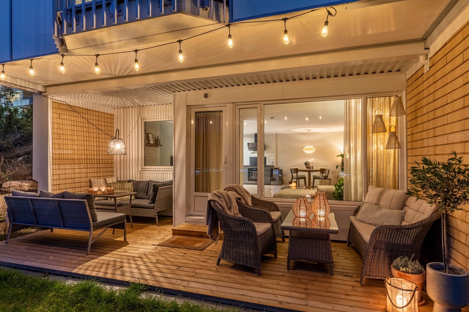 Den overbygde uteplassen gir en perfekt forlengelse av stuen. Ideell for sene sommerkvelder med gode venner. Galleribilde