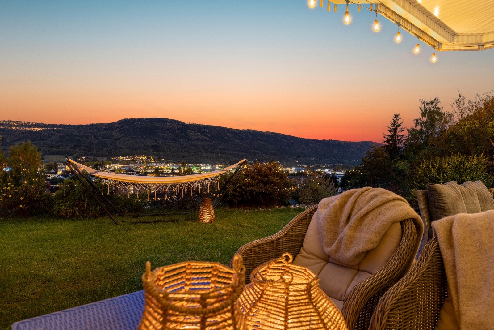 Et vakkert skue fra uteplassen - Der natur, by og himmel smelter sammen i et rolig øyeblikk. Galleribilde