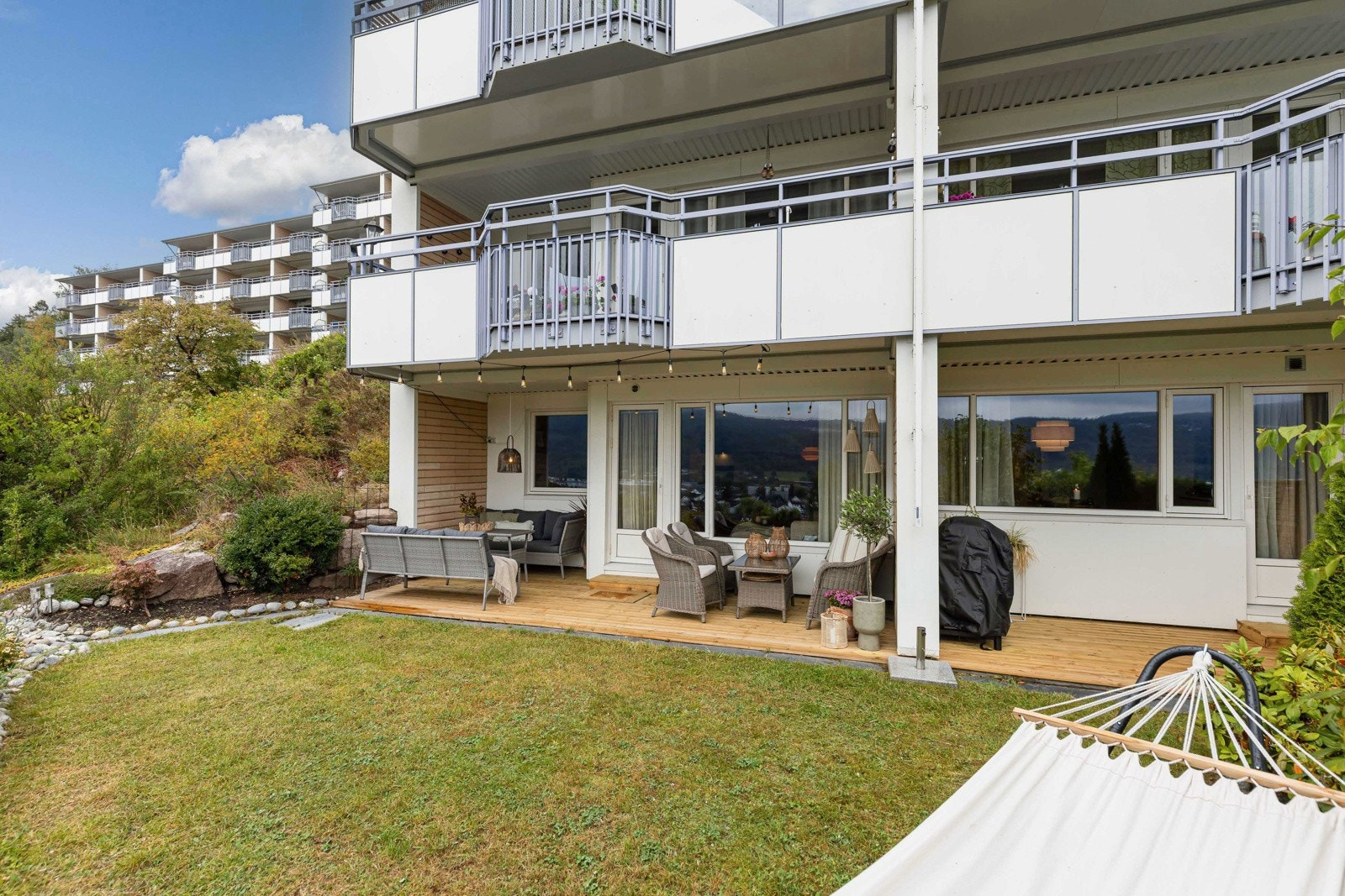 Trivelig uteområde med plass til både spisegruppe og lounge, rett utenfor stuen og hovedsoverommet. Galleribilde