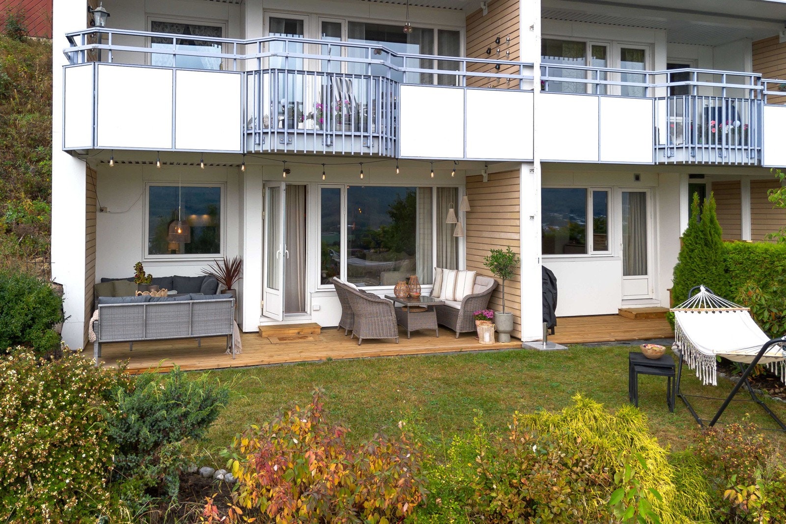 Skjermet platting og hage. Perfekt for både morgenkaffe og sommerfester. Galleribilde