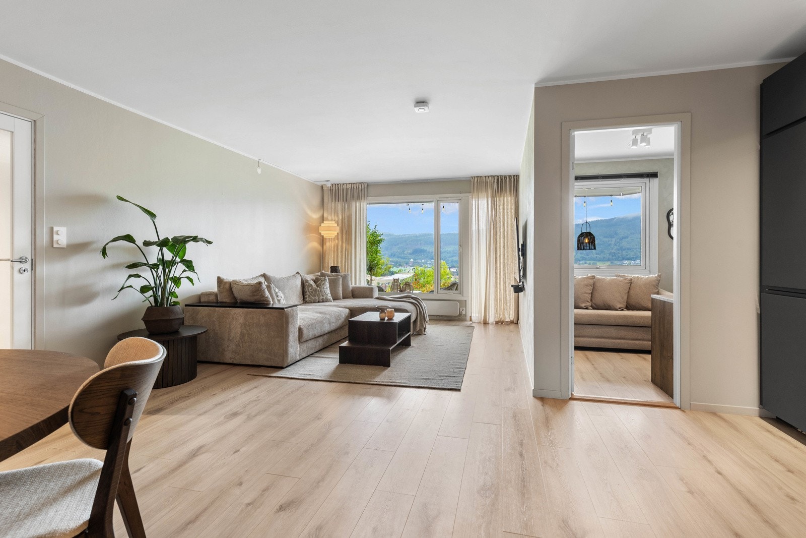 Trivelig stue med god plass til både sofakrok og spisebord. Her får du en lun atmosfære og masse dagslys. Galleribilde