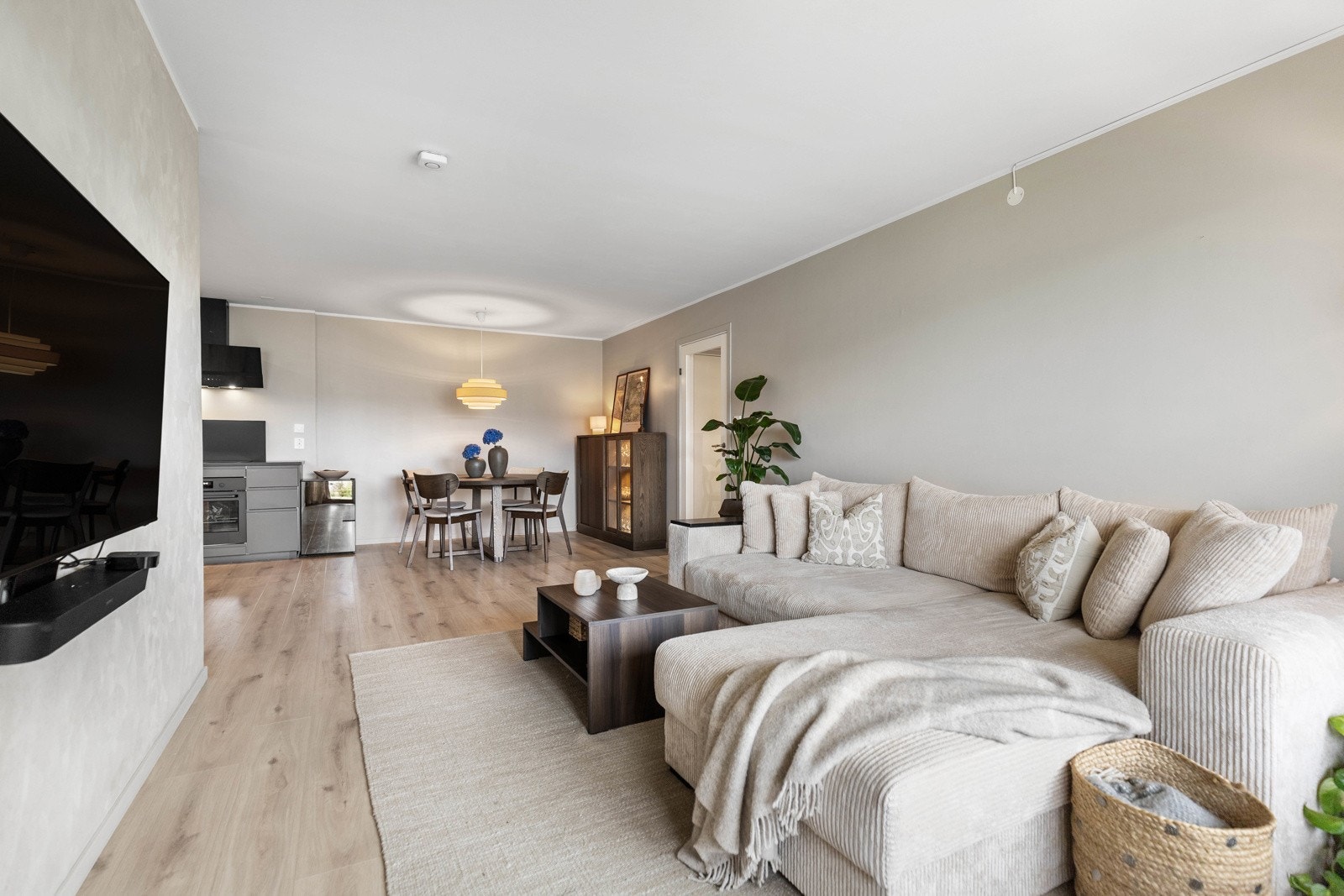 Her får du en sosial sone hvor stue og kjøkken møtes. Perfekt for hverdagsliv og gjester. Galleribilde