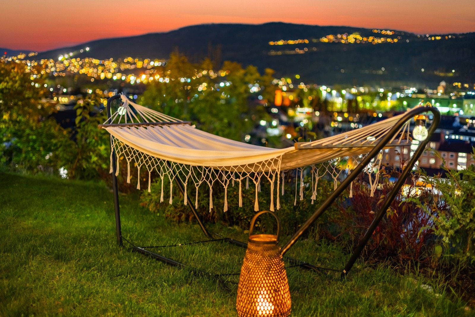 Len deg tilbake i hengekøyen og nyt stillheten mens byen glitrer. Galleribilde