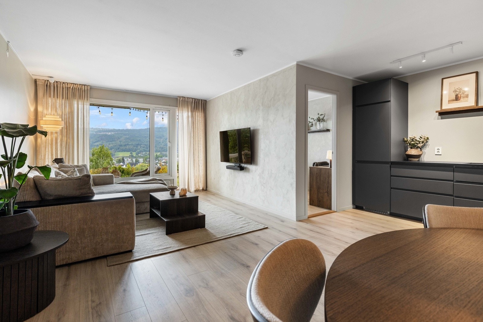 Koselig stue med flott utsikt og stilrent kjøkken fra 2023. Galleribilde